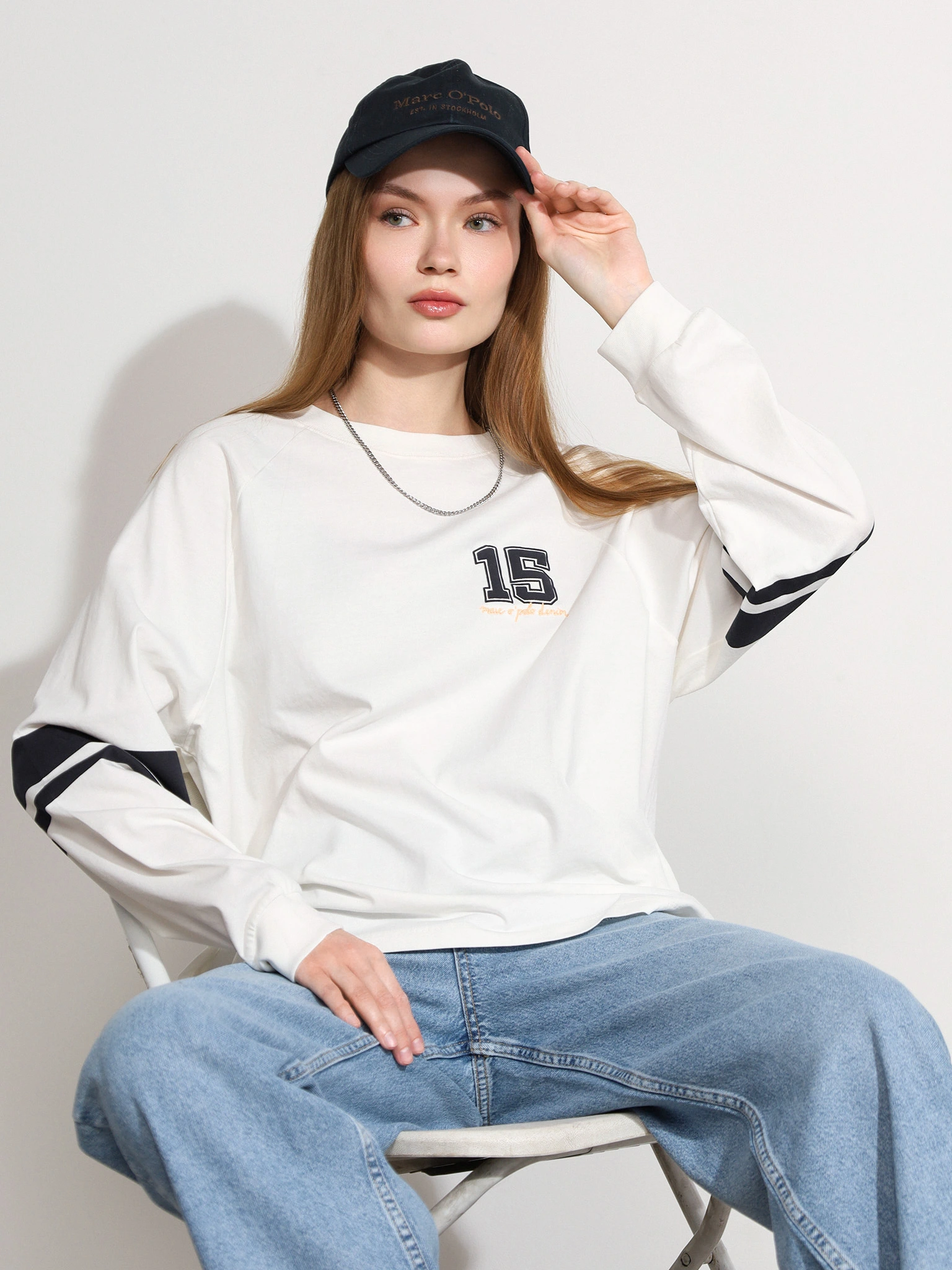 Футболка белого цвета с длинным рукавом из хлопка